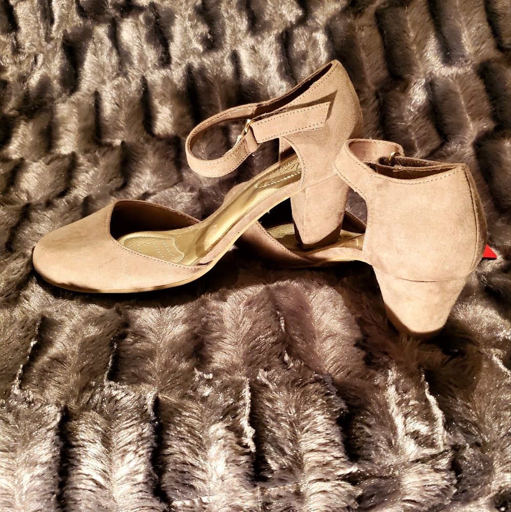 Taupe color Chunky heel Dexflex comfort shoes.